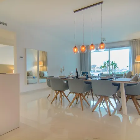 Belaire 4 Bedroom アパート
